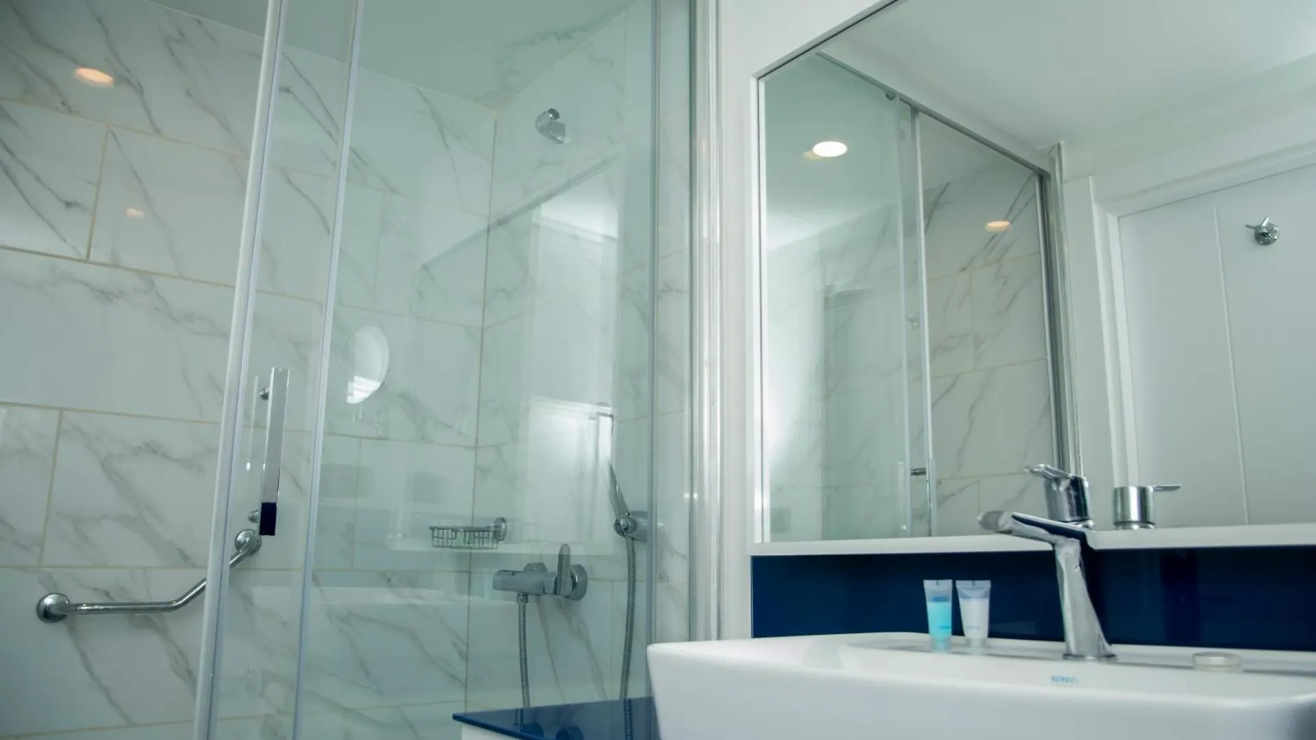 Luxury Aparthotel In Orbi City Sea View バトゥーミ ホテル